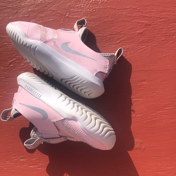 Light pink & white Nike 8c toddlers sneakers - Picture 5 of 6